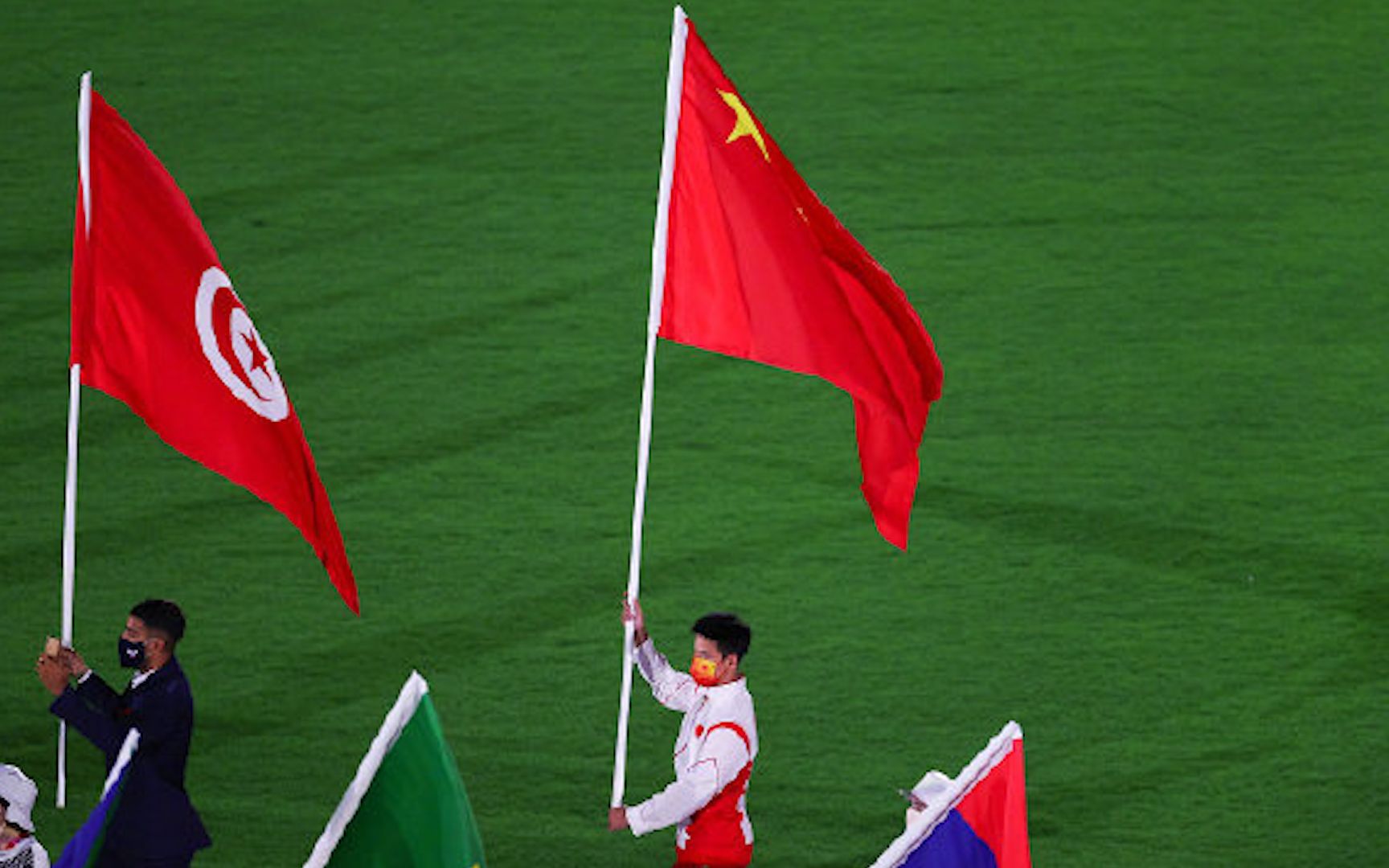 实拍！中国代表团旗手苏炳添亮相奥运闭幕式：高举五星红旗 昂首阔步