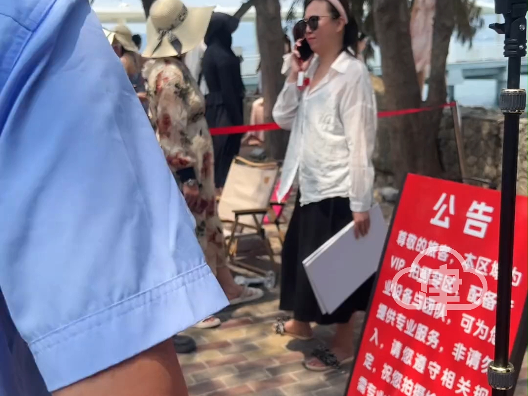 网传三亚西岛海洋文化旅游区网红墙拍照打卡区，被私人摄影师围起来收费，游客想要拍照，需缴纳199元费用。
