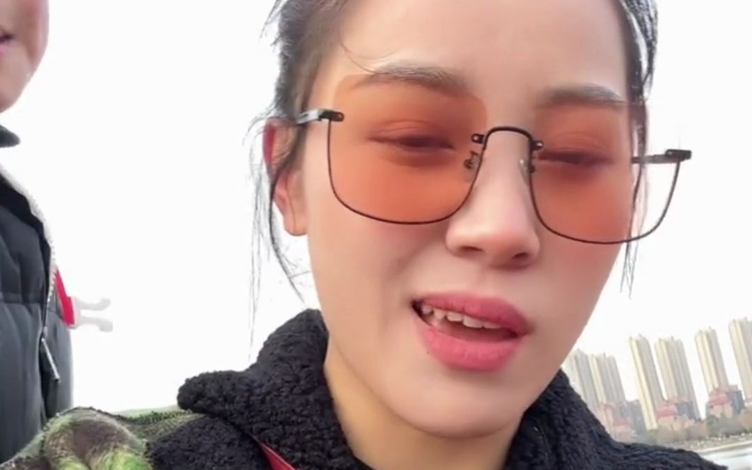 小男孩为买零食给妈妈疯狂画饼，“别墅、蓝色楼、青色楼，都给你买！” 网友：果然画大饼的男人不分年龄