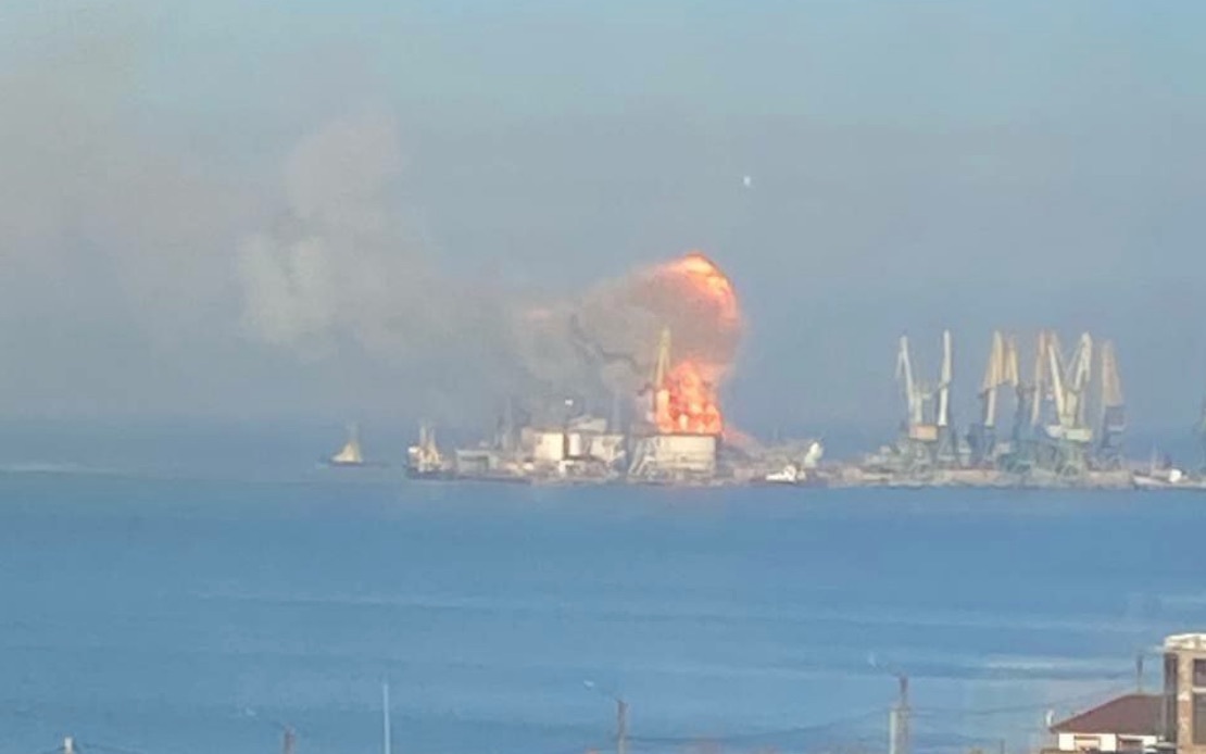 俄军控制的别尔江斯克港口地区发生爆炸：现场浓烟滚滚，传出多声巨响