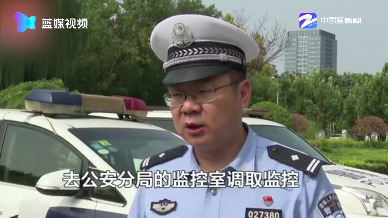 男子雨天开车溅起2米水花浇湿路人 被交警约谈罚款
