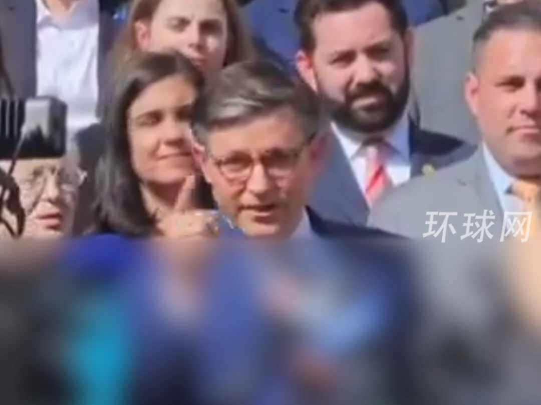美众议长在哥伦比亚大学演讲，扬言要派国民警卫队进校园。台下学生嘘声不断，高喊：你烂透了！