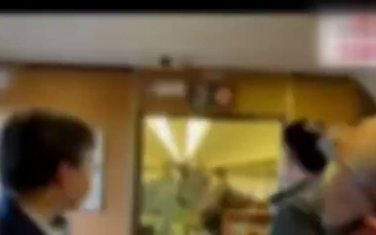又一起？！日本新干线车厢内起火 ，69岁作案男子被捕后声称想模仿“小丑”纵火案