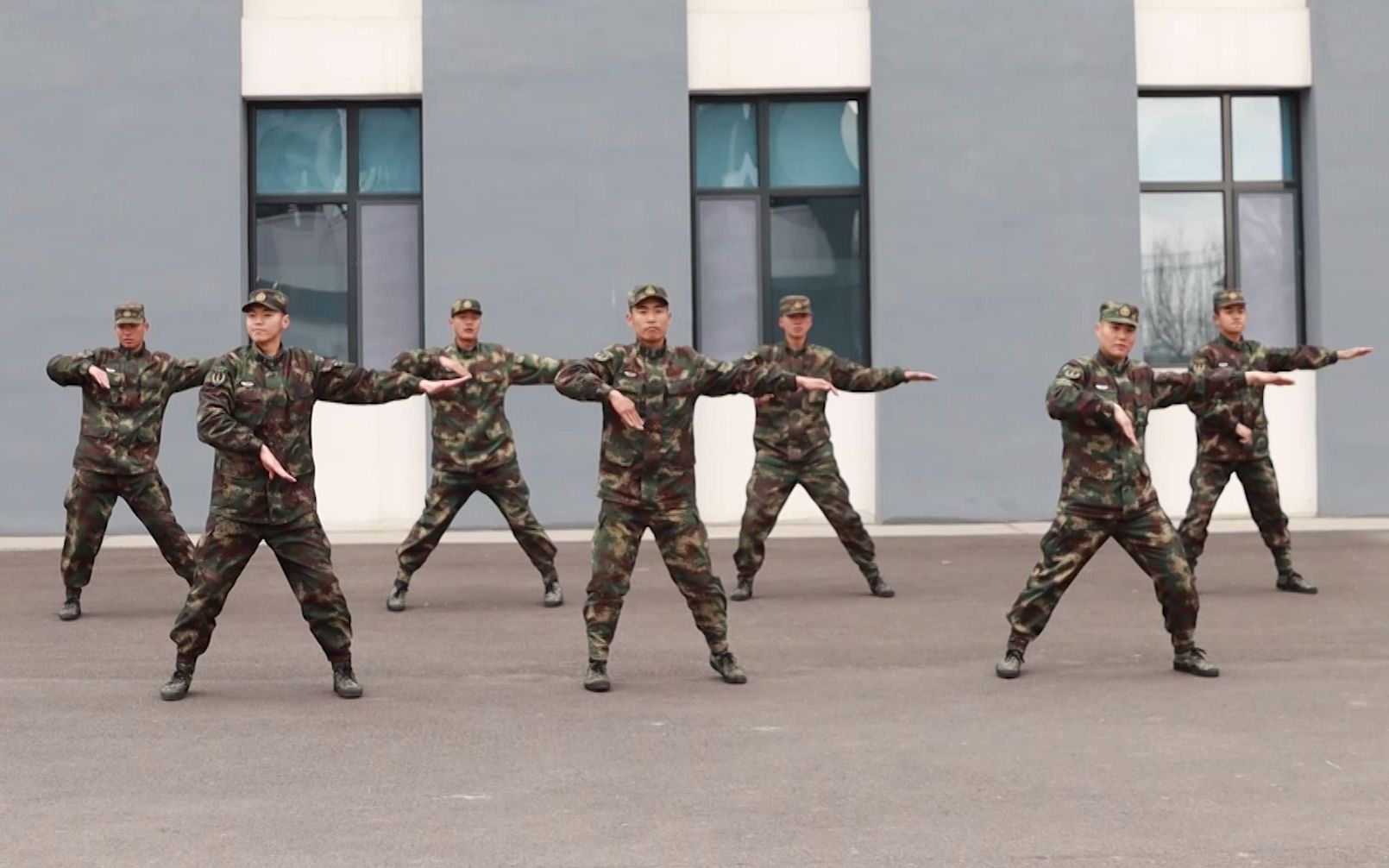 可爱！来看兵哥哥跳舞送祝福啦