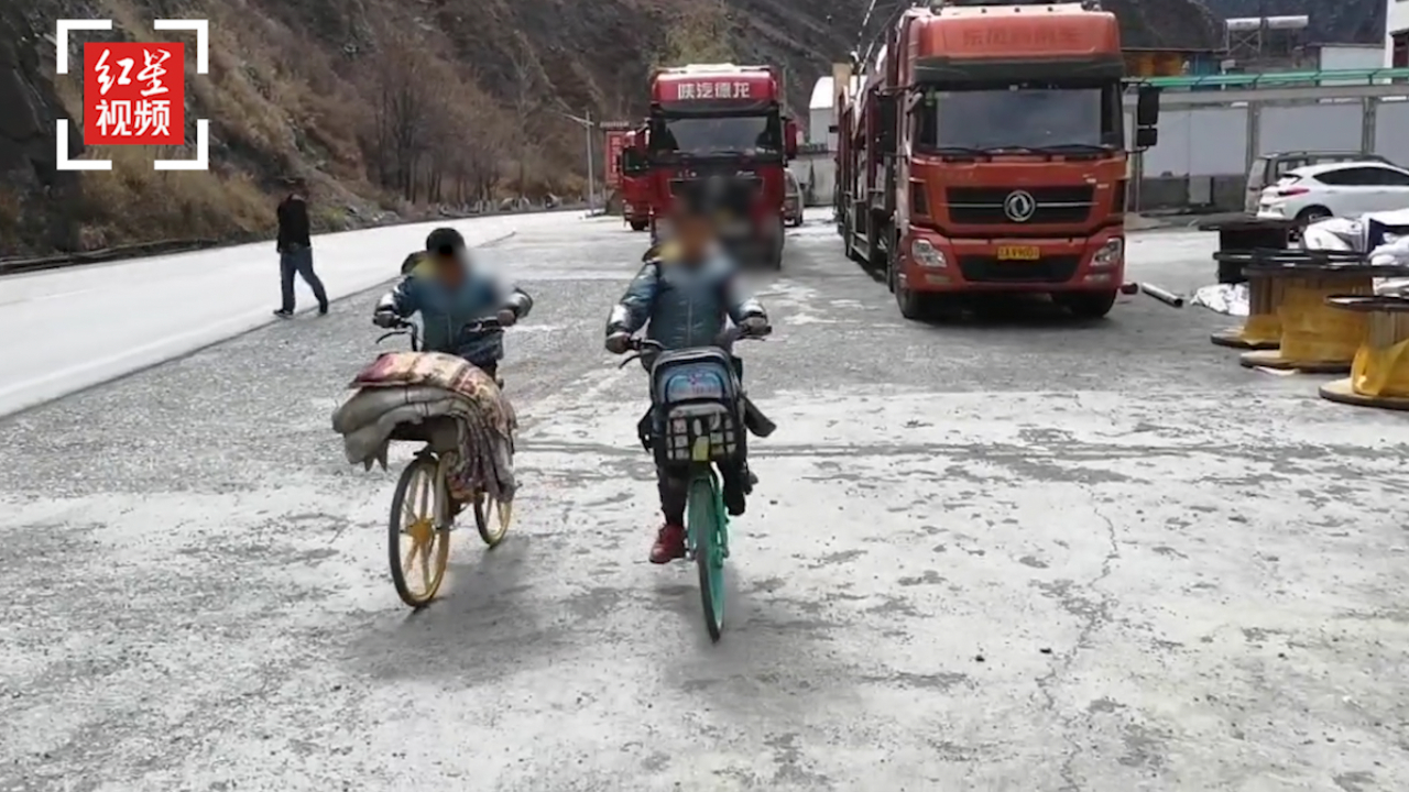 两孩童觉管教太严，在国道上骑自行车寻母被民警送回 父亲回应