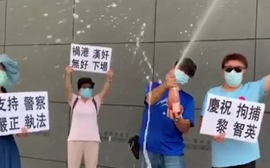 大快人心！香港市民开香槟庆祝黎智英被捕
