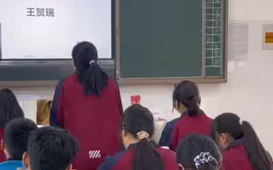 95后走上教师岗，早读时大屏幕滚动抽查背诵