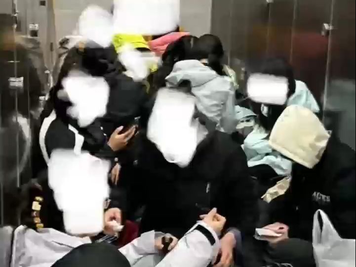 游客挤在黄山厕所过夜？景区：不鼓励，会提供基本服务