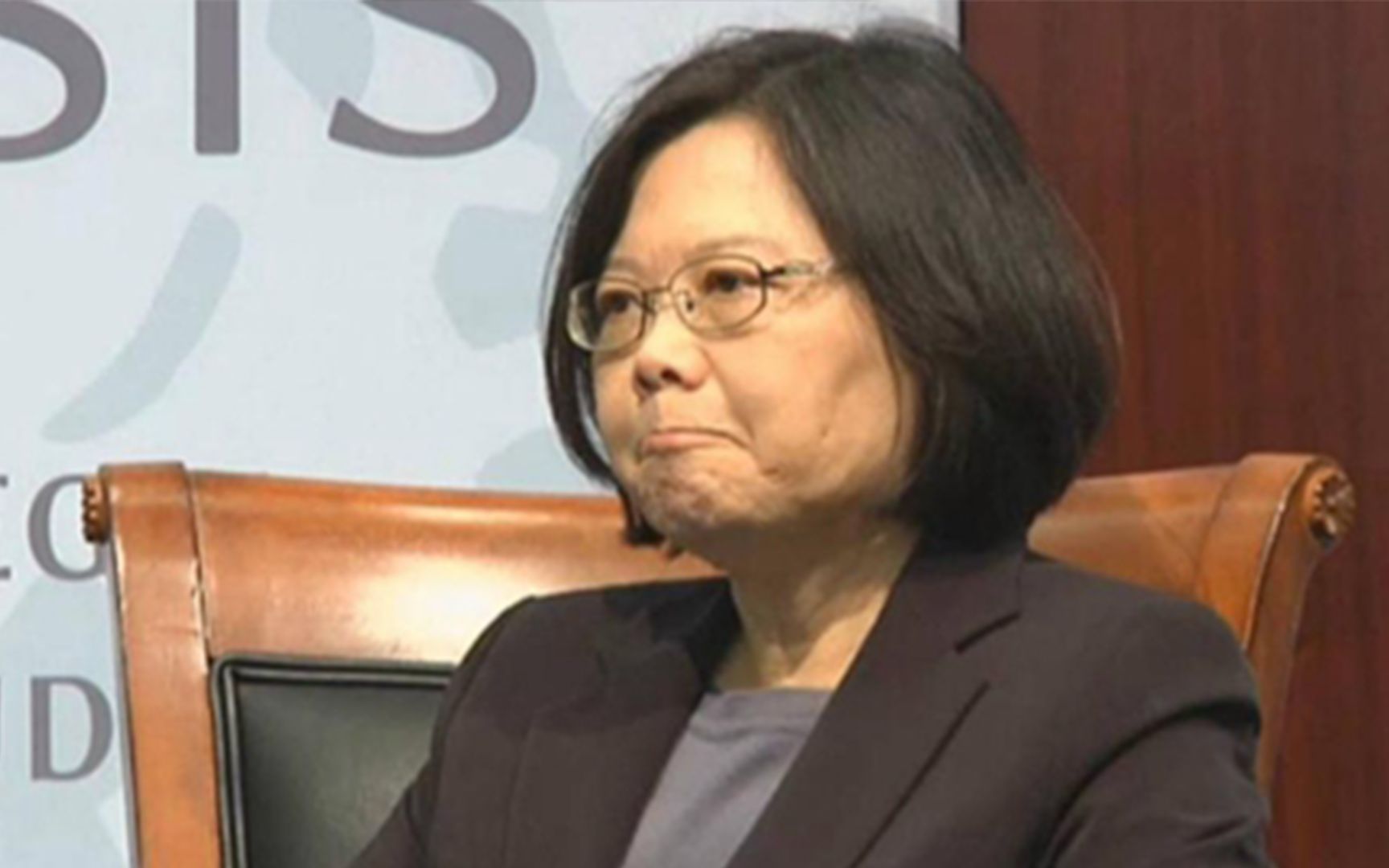 蔡英文，你脸被打肿了