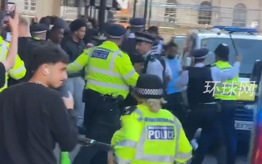 网贴煽动英国青年组团“零元购”，抢劫现场警察与人群暴力混战