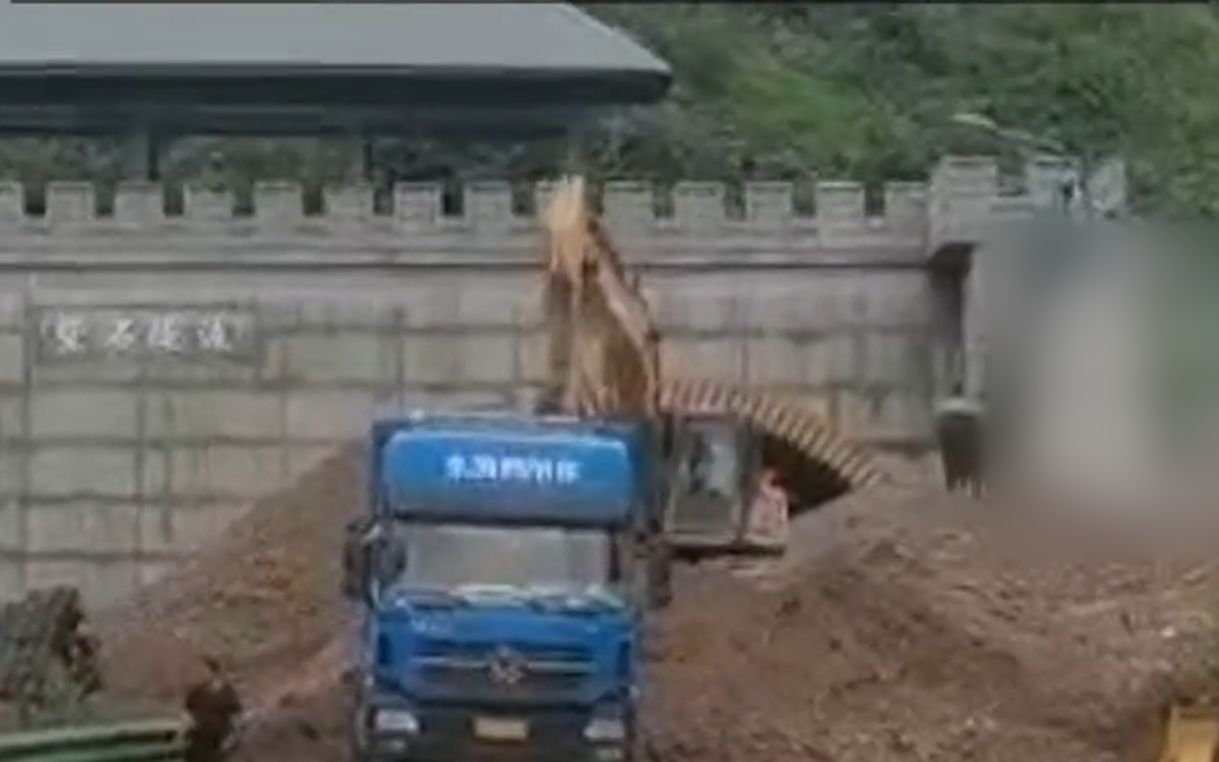 突发泥石流！四川雅康高速公路断道 目前半幅已抢通 抢修画面曝光