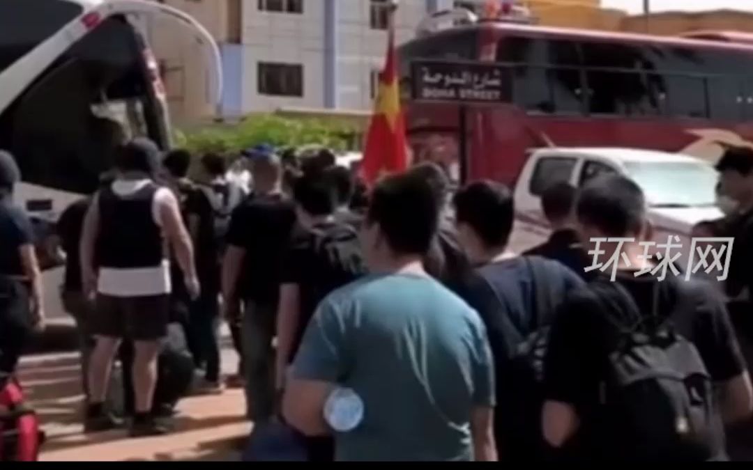 现场画面：持护照上车！首批中国公民撤离苏丹
