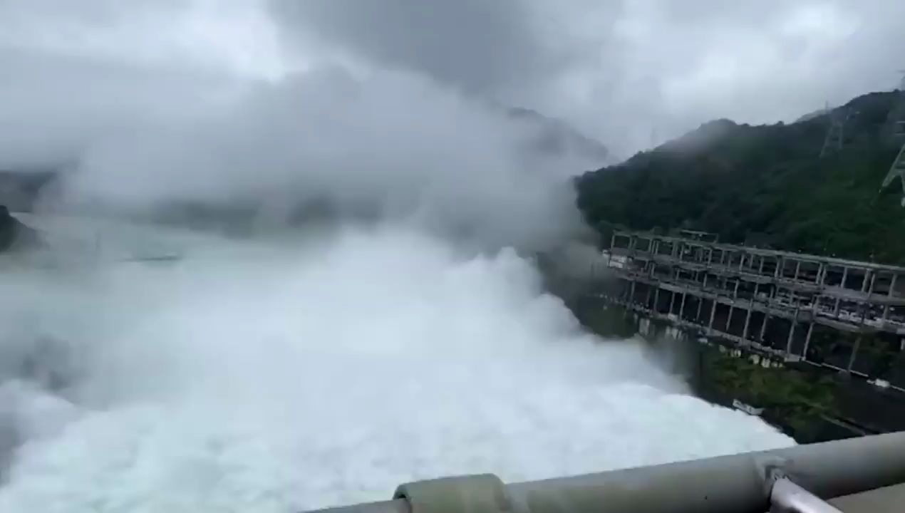 九孔全开！新安江水库泄洪画面壮观