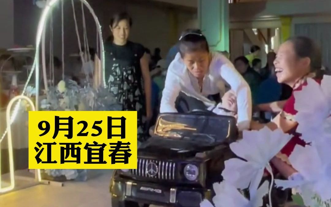 宝宝给补办婚礼的父母送婚戒，结果上场时竟然睡着了，奶奶姥姥二人合力没喊起来