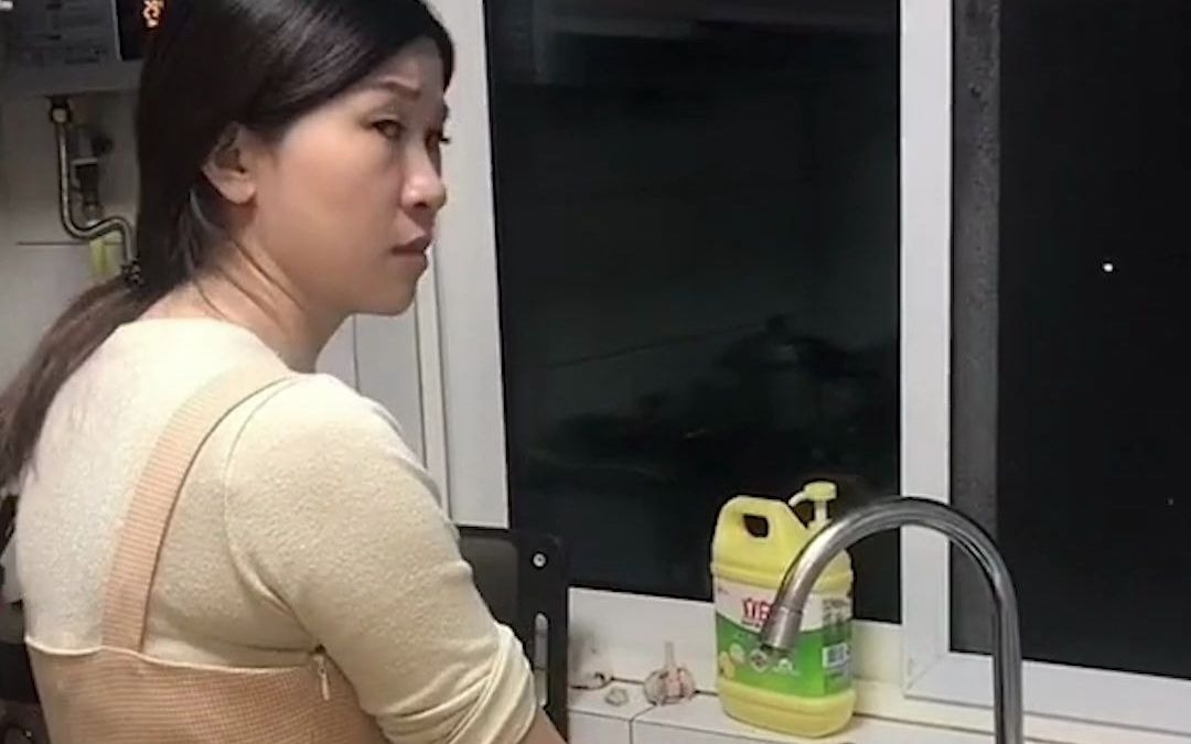 儿子邀请妈妈参加“微型家长会” 疑惑的妈妈听懂后当场暴怒