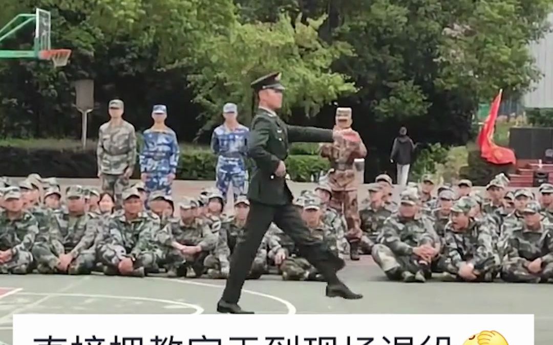 男生参加军训走正步惊艳众人，“他是三军仪仗队退役复学”，网友：一个人也要活成一支队伍的样子。