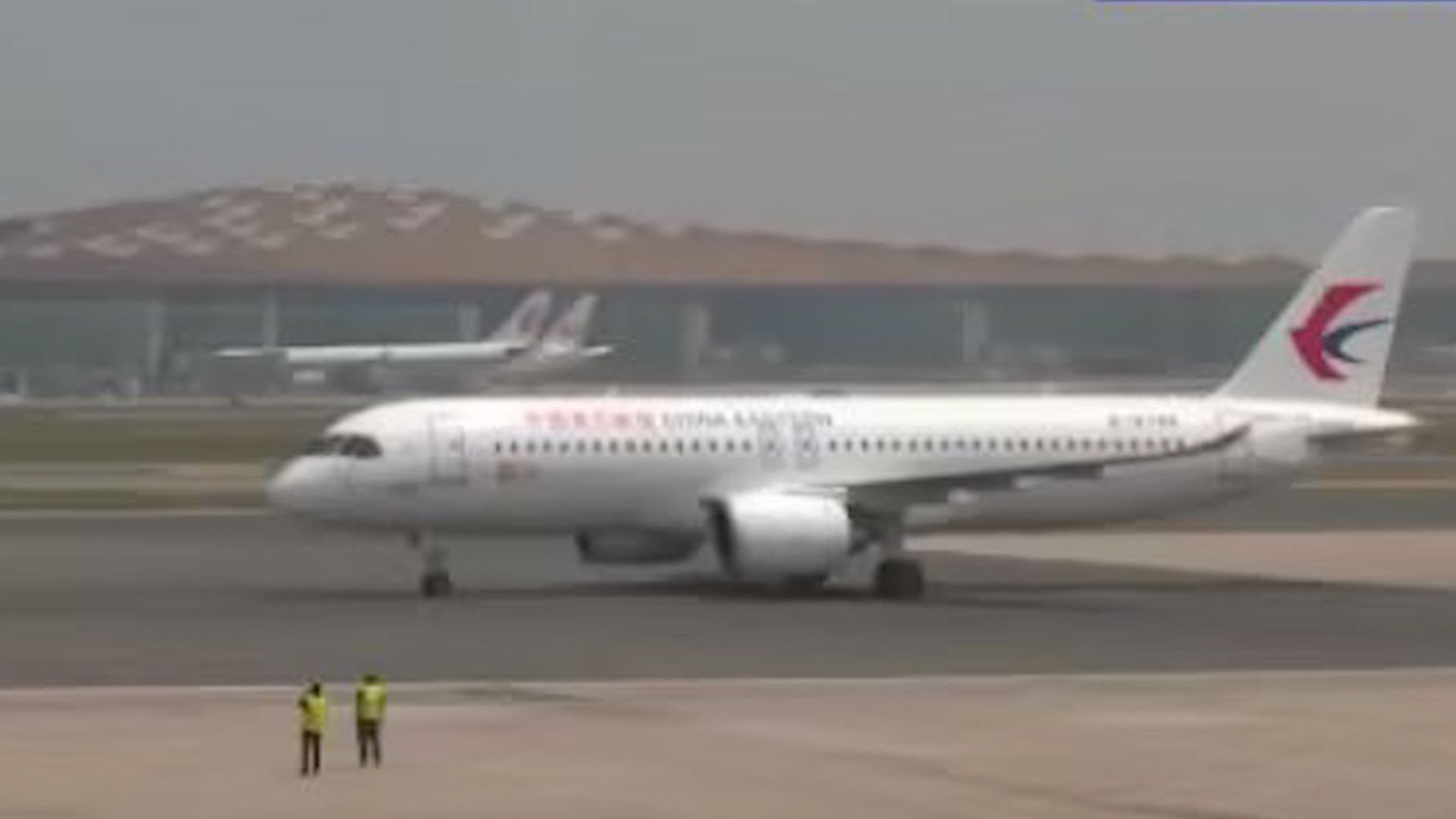 首飞成功！C919大型客机顺利抵京 机长：大家今后都可以来坐了