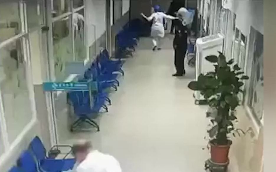 广州一男子医院内持刀伤2人后跳楼自杀，曾在医院就诊