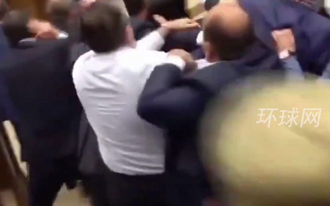 一天两次！亚美尼亚议会上演“全武行”：前防长抄起水瓶砸向发言者，众人推搡扭打在一起