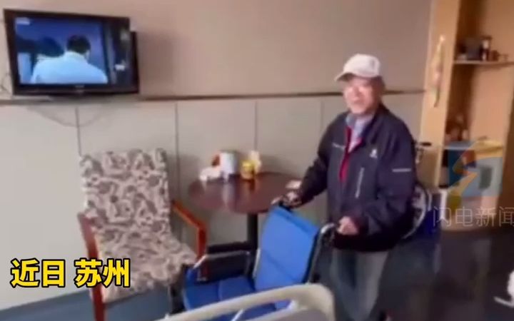 八旬老人每天准时到医院陪护老伴