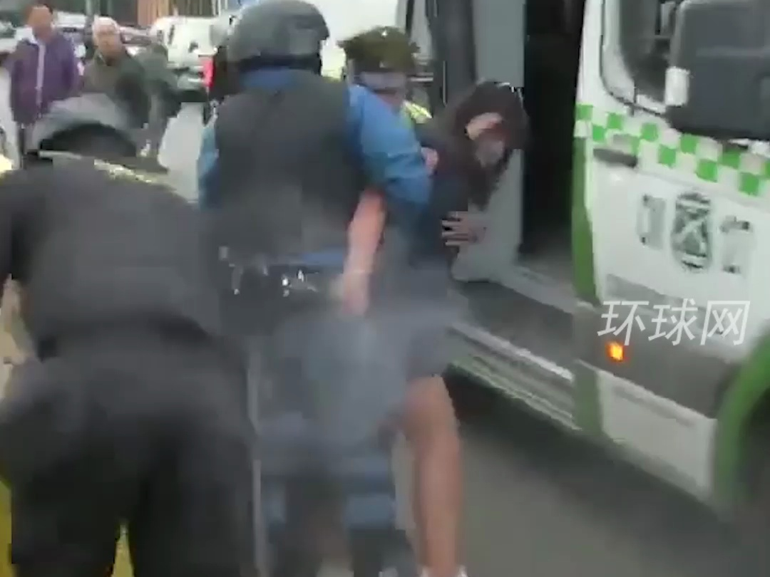 智利一女子被捕时偷走警卫身上的枪，连开多枪致3人受伤