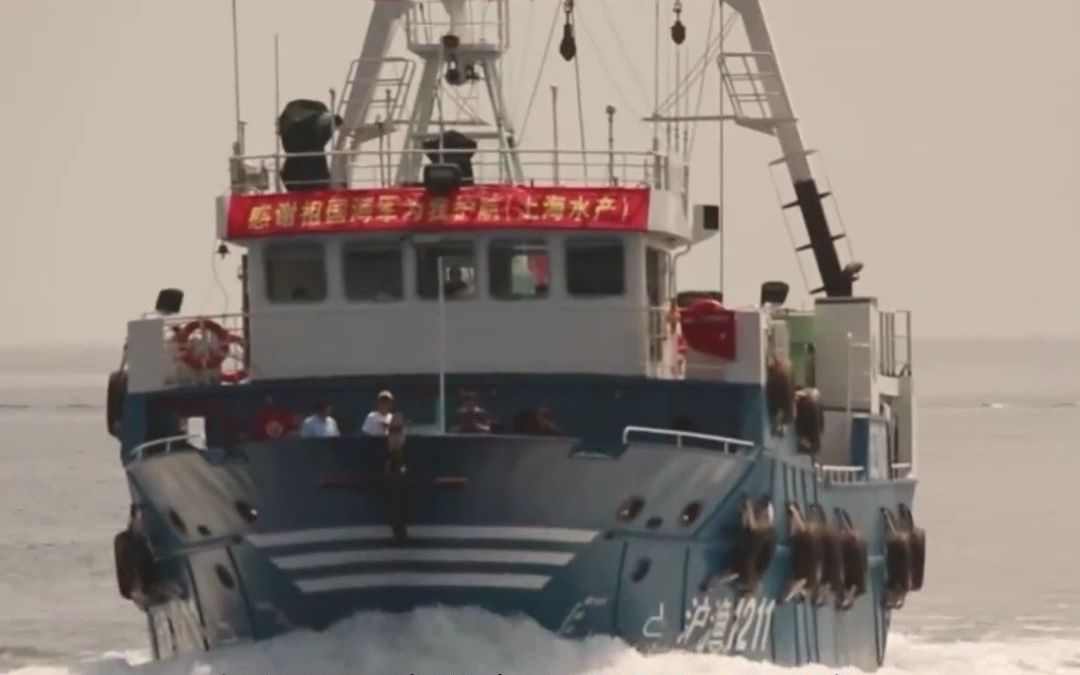 这一幕真暖！中国渔船亮国旗感谢海军护航