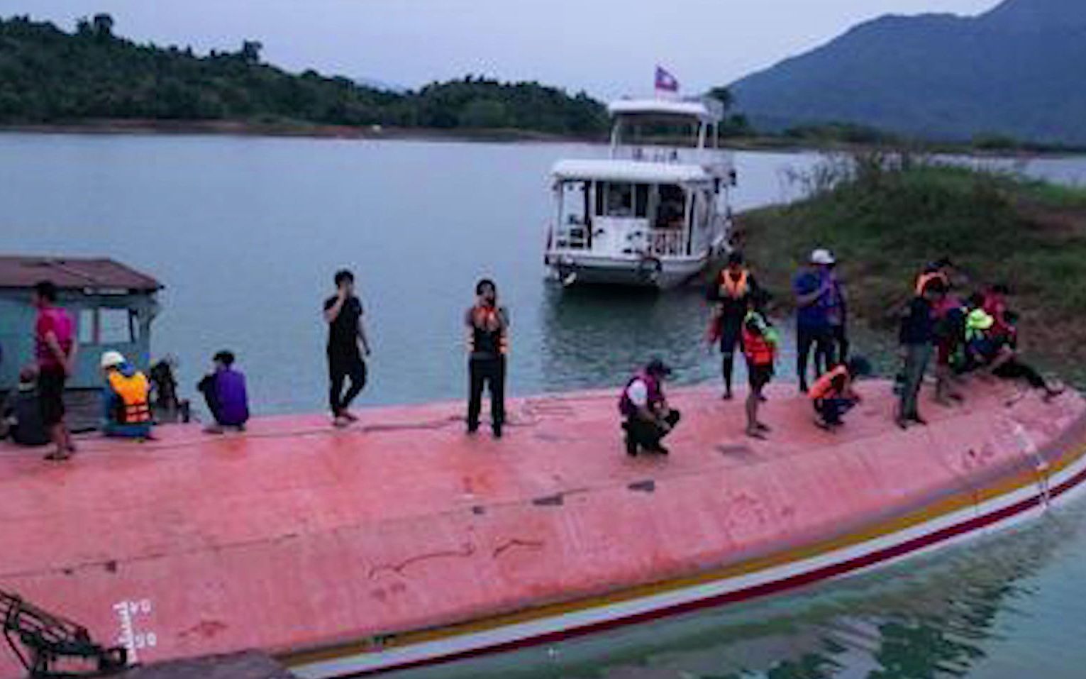 旅游景区突发意外致8人死亡，消息人士：前主席被发现时还活着