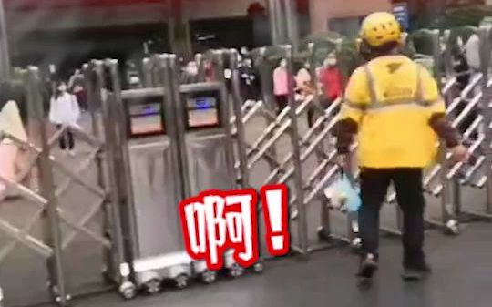 崩溃！顾客十几分钟不取外卖，外卖小哥来回走动歇斯底里喊叫：还要不要，十几分钟了