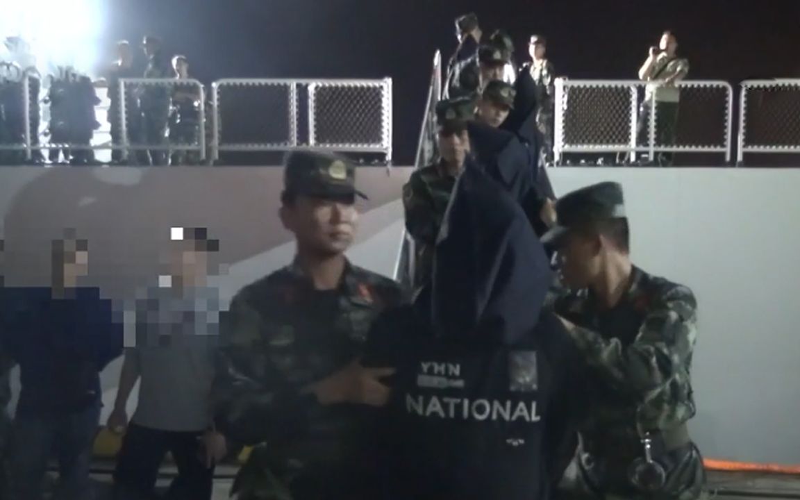 惊险！海警缉毒现场曝光 毒贩携成吨毒品还有狙击枪
