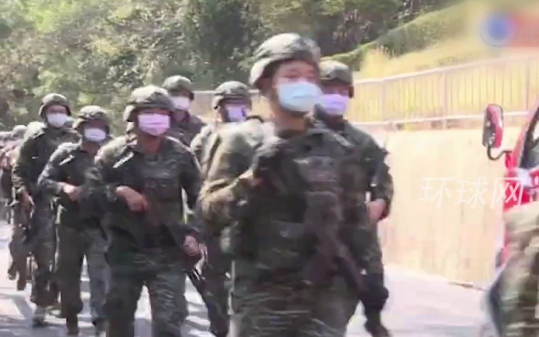 去年误打登山客，如今台军又疑似因打靶训练引发火灾： 现场浓烟漫天，士兵持枪撤离