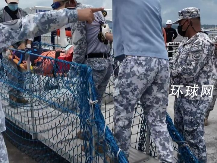 撤离中国仙宾礁潟湖的菲海警船靠岸，4人被担架抬下船