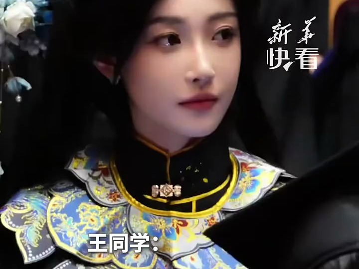 这就是文化自信！女生在加拿大毕业典礼上身着汉服，头戴簪花学士帽，向外国同学介绍：这是来自中国的美丽！