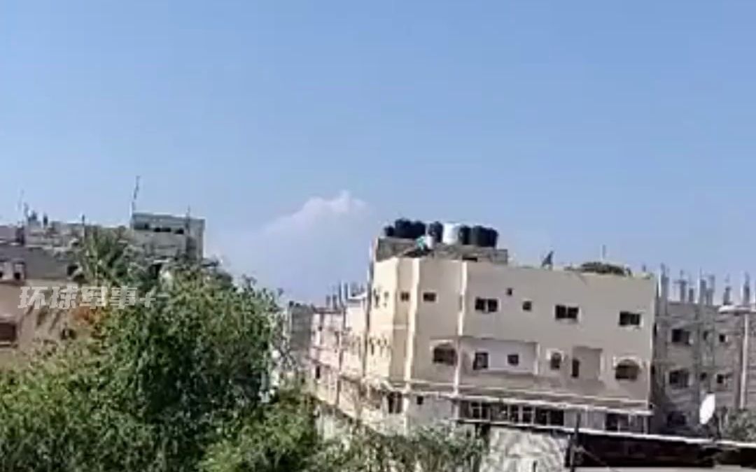 空袭加沙罕见画面！以军导弹从天而降，面前建筑轰然倒塌