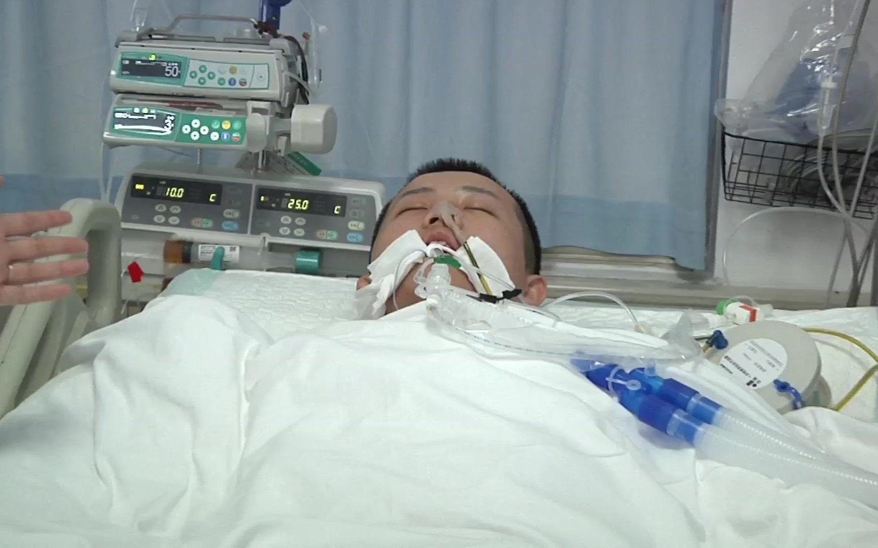 都市报道【疑因家庭贫困，找工作困难，小伙20岁生日前四天喝药被送ICU】