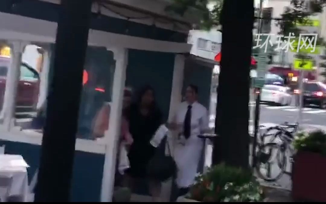 华盛顿发生枪击事件，街头枪声四起，群众惊慌逃跑
