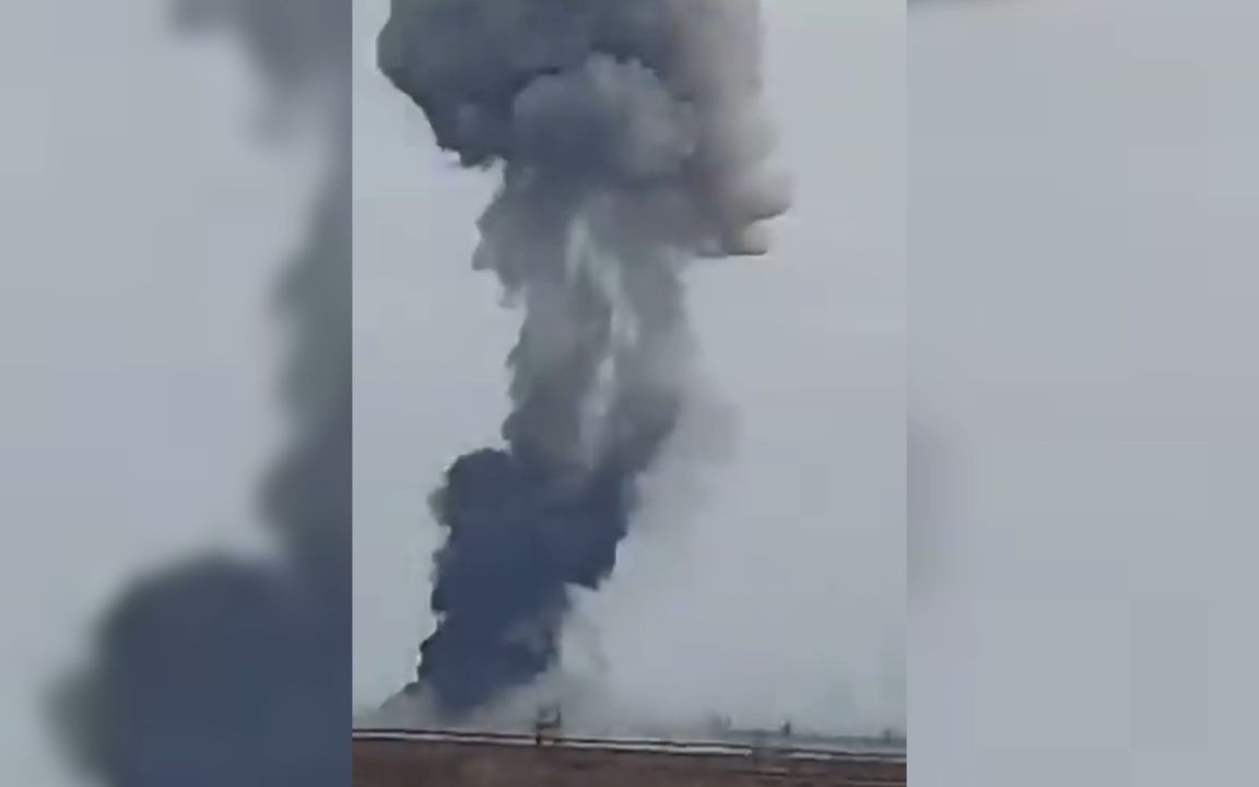 俄乌战场真实画面：乌军苏-25攻击机超低空穿过爆炸火海，另一架战机坠地化作火球