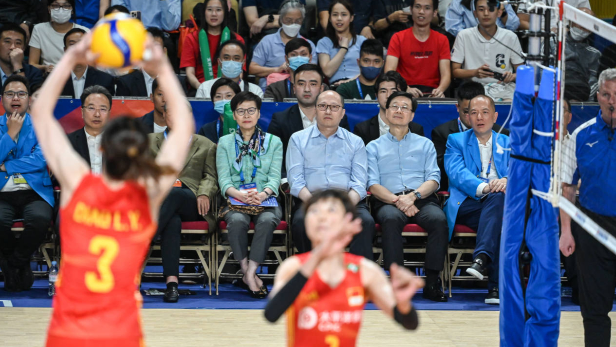 中国女排初战告捷 李家超现场观战大赞表现拼搏