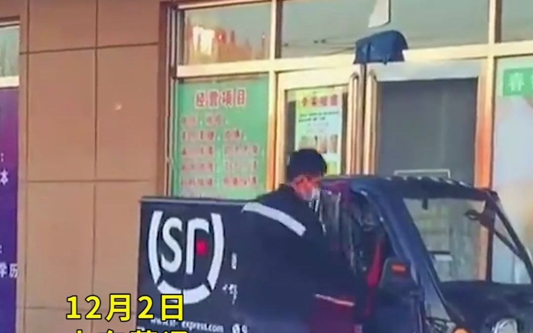 快递员把物件放门上 路人以为就这么走了 看到下一幕直呼太负责