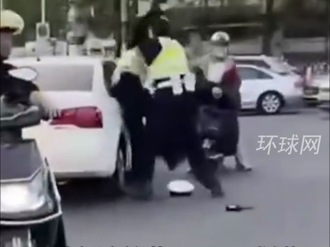 “两警务人员路口发生冲突”，天津交警深夜通报：对两名辅警解除劳动关系
