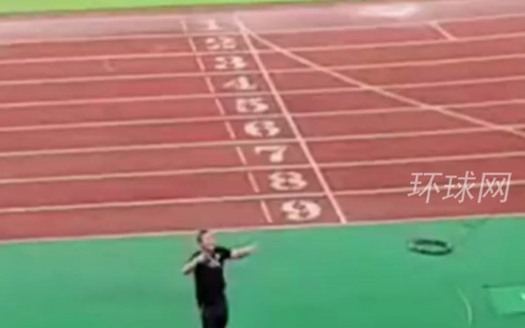 “中国台北加油！”听到全场的加油声，领队瞬间激动落泪，敬礼致谢观众