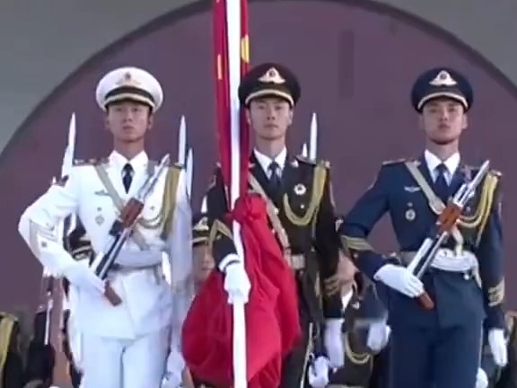 升旗手10斤哑铃数万次的挥举只为这一刻！
