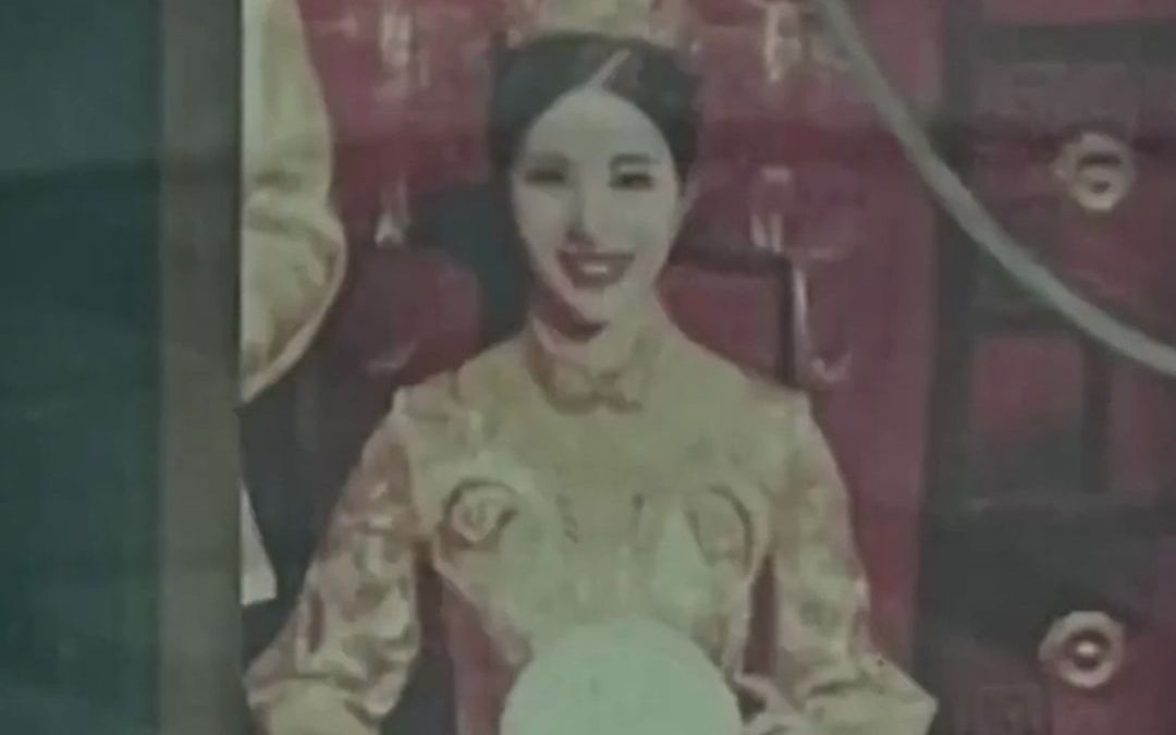 结婚2年后女子经过办婚礼酒店,看到自己迎宾照被放保安亭窗上遮阳