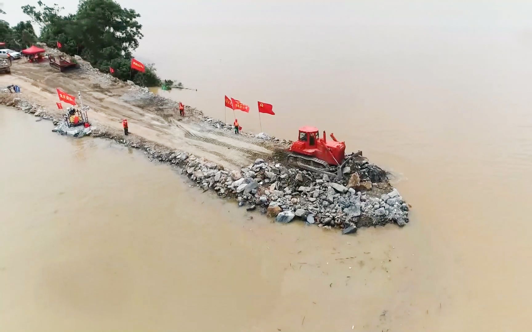 实拍鄱阳湖决口封堵现场，每推进一米要40车石头