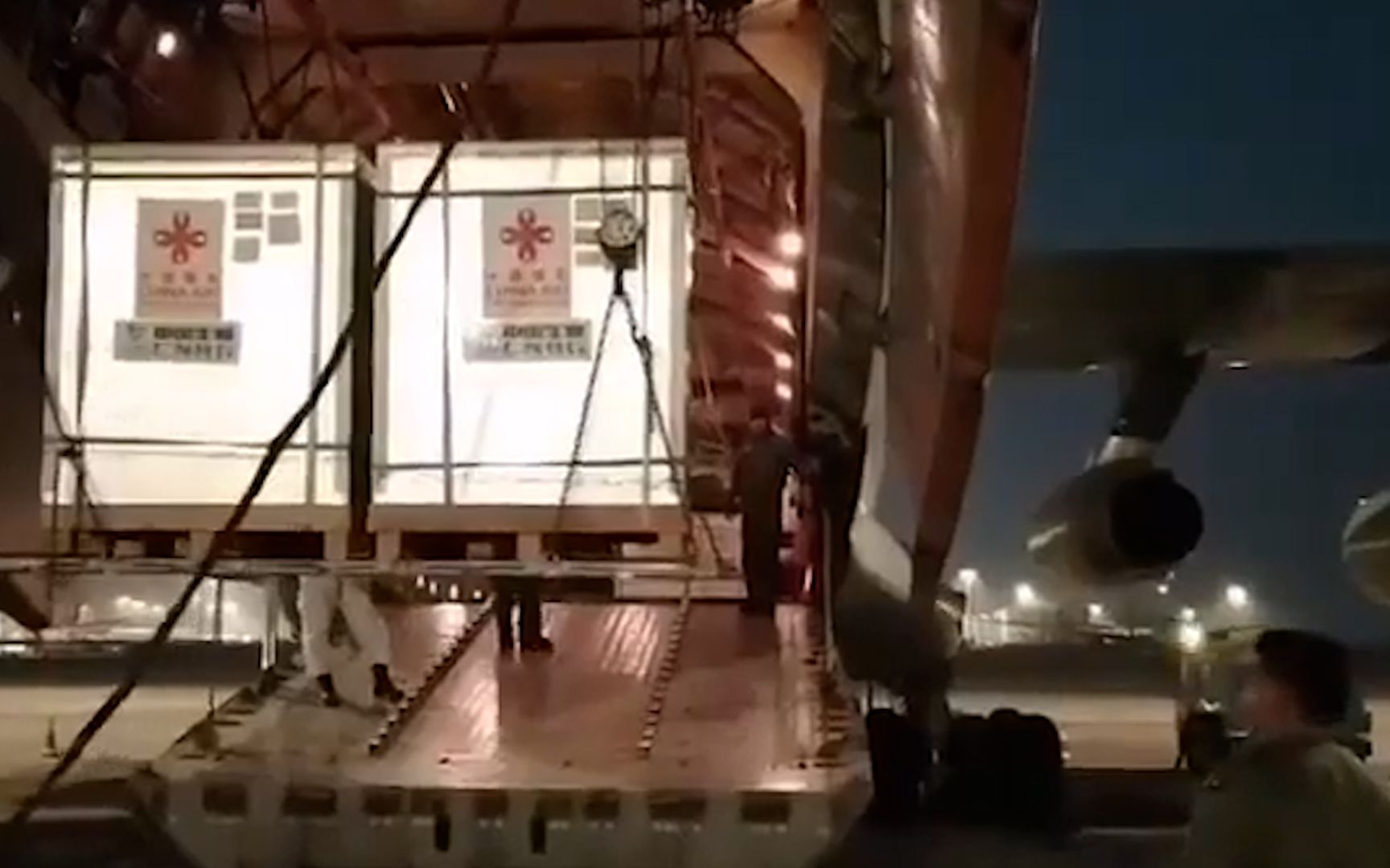 现场！巴基斯坦空军专机飞抵北京 连夜装载中方援助的首批疫苗