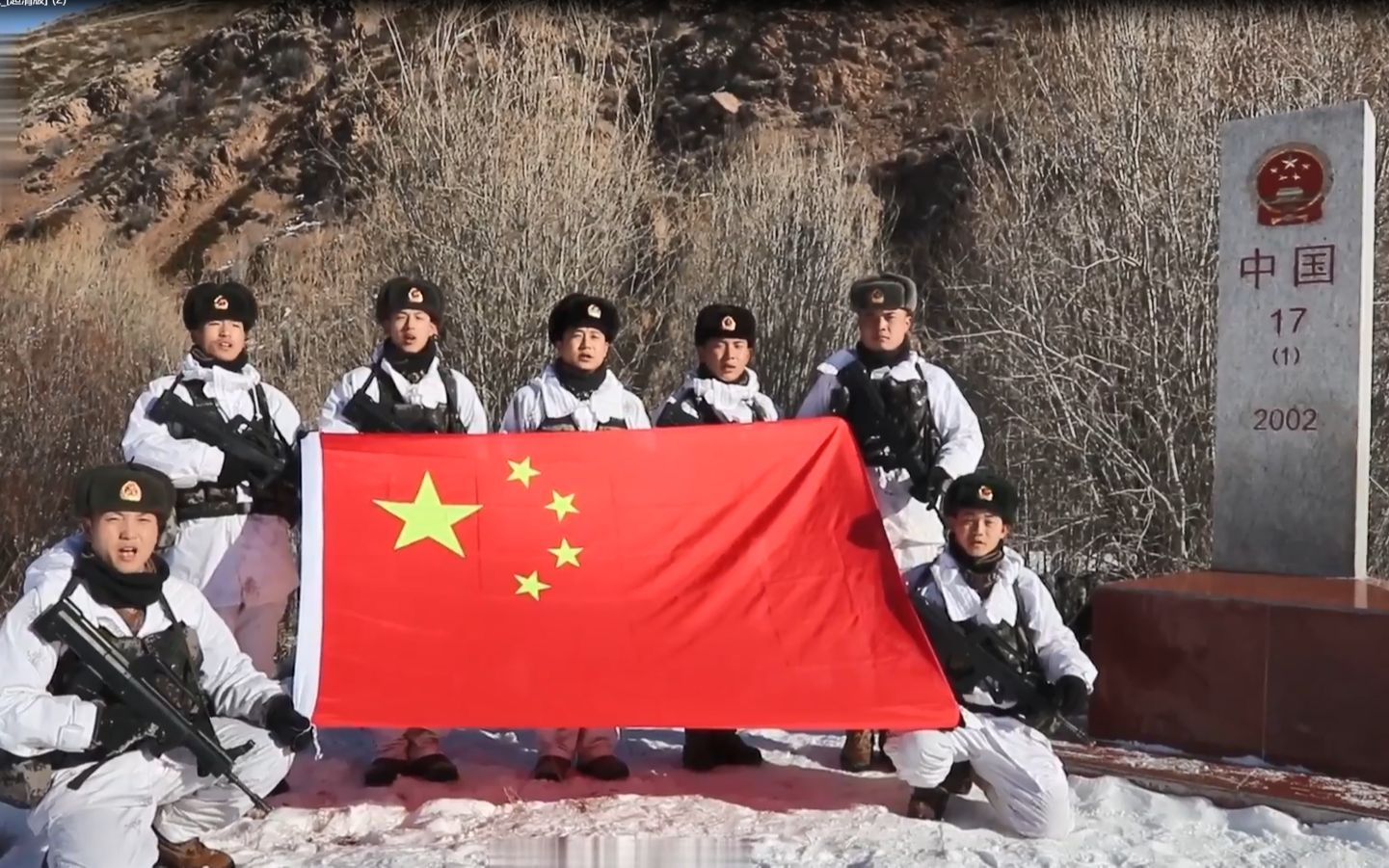 致敬！实拍边防战士骑马巡逻边防线 界碑旁铮铮誓言震撼人心！