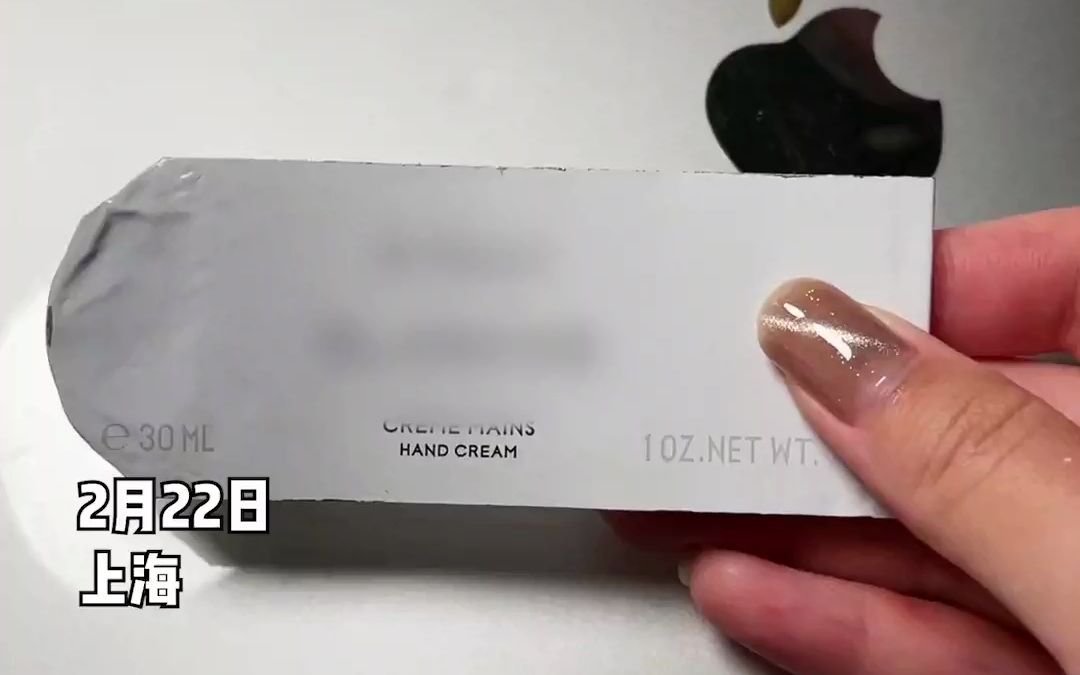 女生将护手霜挤压刮平惊呆室友，第一眼以为是书签。网友：把三维的用成二维的了