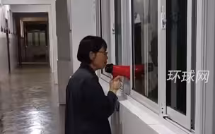 张桂梅连续12年送考，华坪女高师生合唱《万疆》为考生加油打气！