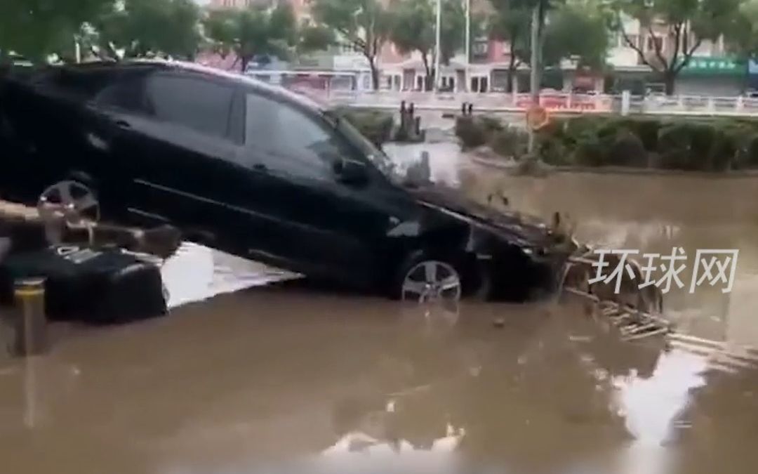 北京门头沟洪水已退：抛锚车辆横七竖八，道路泥泞