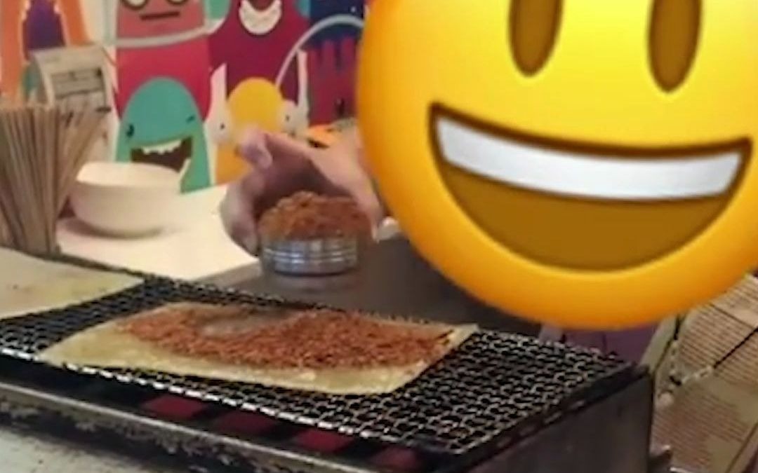 女子点苕皮店员不慎撒上整瓶辣椒粉 网友：这手艺可能是“卧底”