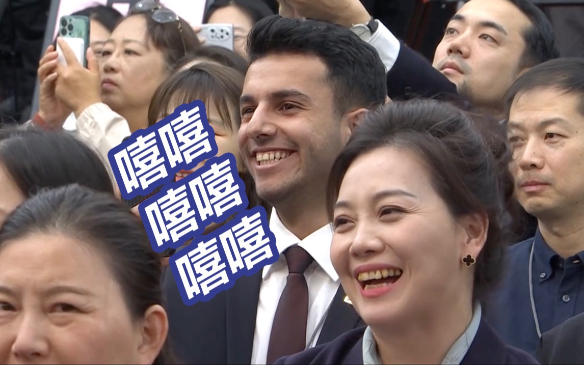 王毅现场认出记者是跳科目三的外国小伙 小伙：嘻嘻嘻嘻
